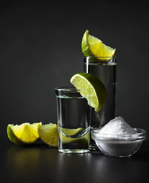 Tequila Med Salt Och Lime Mörk Bakgrund — Stockfoto