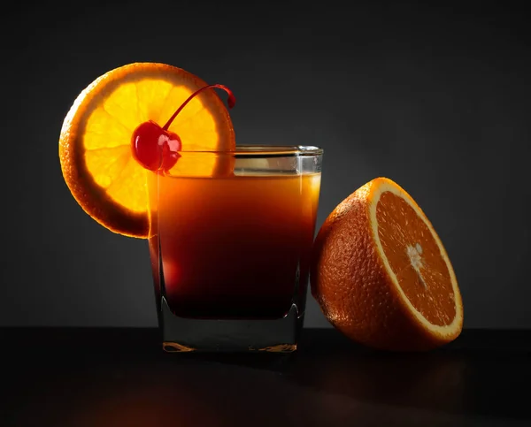 Cocktail Tequila Sonnenaufgang Und Orange Auf Dunklem Hintergrund — Stockfoto