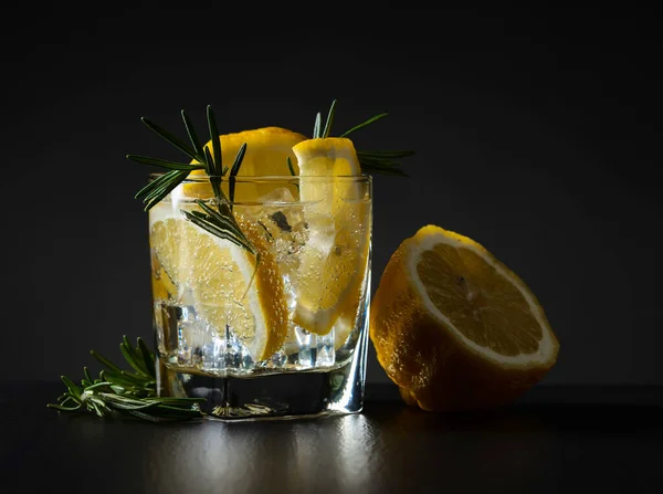Bebida Fría Carbonatada Con Limón Romero Sobre Una Mesa Negra —  Fotos de Stock