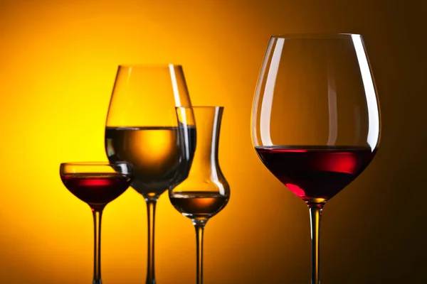 Close Van Glazen Met Rode Witte Wijn Een Gele Achtergrond — Stockfoto