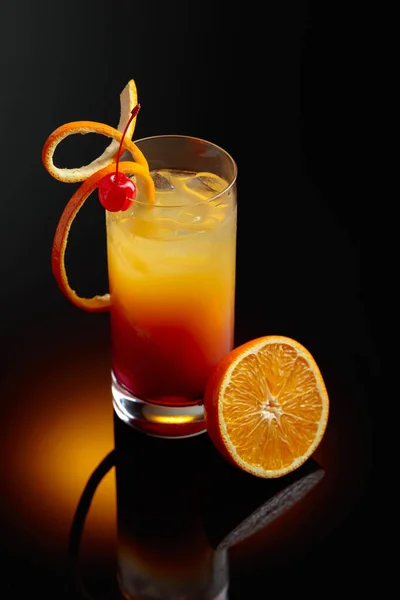 Cóctel Tequila Amanecer Con Una Rebanada Cereza Naranja Sobre Fondo — Foto de Stock