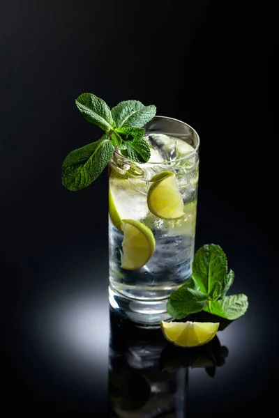 Cóctel Mojito Con Hielo Lima Menta Sobre Fondo Negro Reflectante — Foto de Stock