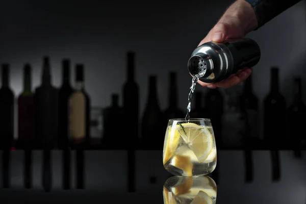 Koktajl Gin Tonic Czarnym Tle Odblaskowym Barman Nalewa Koktajl Shakera — Zdjęcie stockowe