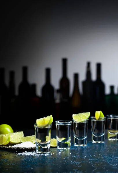 Tequila Mit Salz Und Limettenscheiben — Stockfoto