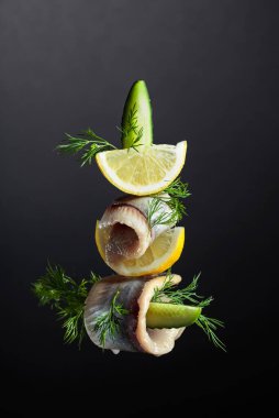 Limonlu, salatalıklı ve dereotlu ringa fileto..