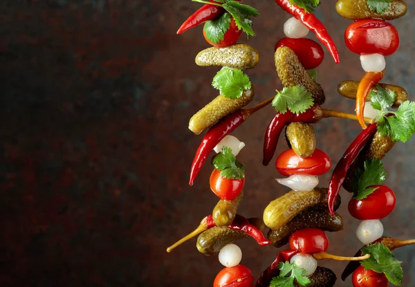 Verduras Conservadas Pepinos Tomates Pimientos Cebollas Marinados Adornados Con Hojas —  Fotos de Stock