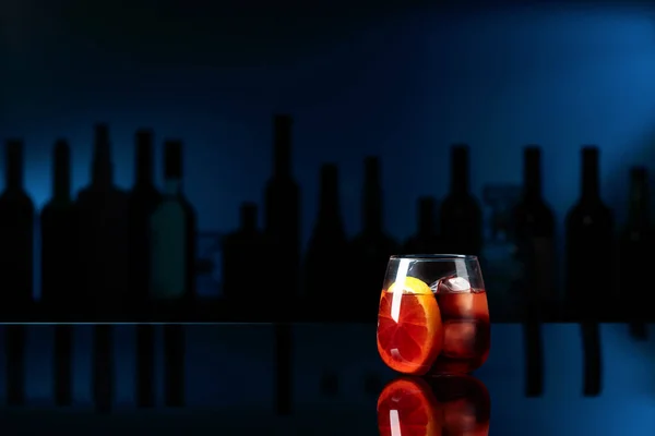 Cocktail Negroni Black Reflective Background Selective Focus Dark Blue Backlight — Stock Photo, Image