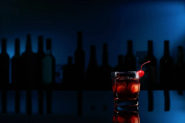 Cocktail Manhattan Een Zwarte Reflecterende Achtergrond Begrepen Ruimte Selectieve Focus — Stockfoto