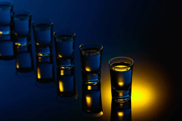 Vodka Sfondo Nero Riflettente Forte Bevanda Alcolica Colori Luci Brillanti — Foto Stock