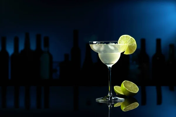 Cocktail Margarita Svart Reflekterande Bakgrund Uppfattat Utrymme Selektivt Fokus Mörkblå — Stockfoto