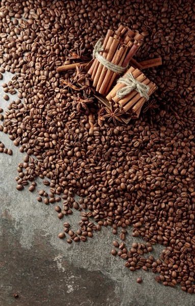 Palitos Canela Con Anís Una Mesa Con Granos Café Tostados — Foto de Stock