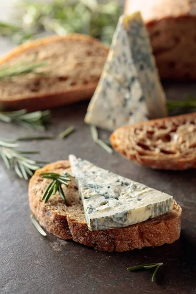 Γαλάζιο Τυρί Δενδρολίβανο Και Φρέσκο Ψωμί — Φωτογραφία Αρχείου