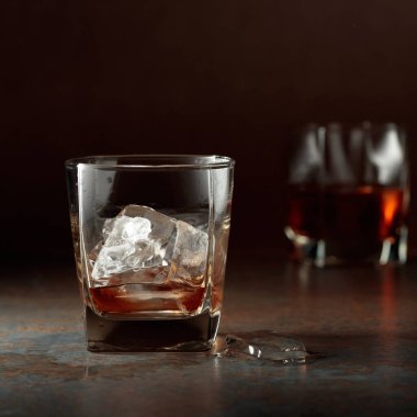 Bir bardak buzlu viski. Paslı bir geçmişi var. Boşluğu kopyala.