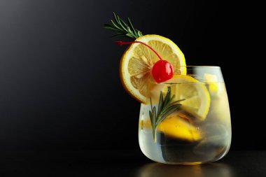 Limon dilimleri ve biberiyeli koktail cin toniği..