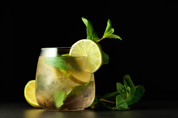 Bebida Refrescante Fria Com Fatias Limão Hortelã Vidro Congelado Com — Fotografia de Stock