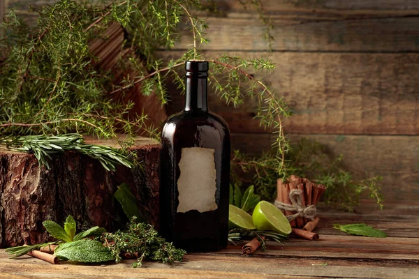 Botella Vintage Ginebra Varios Ingredientes Una Antigua Mesa Madera Hay —  Fotos de Stock