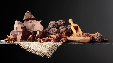 Çikolatalı trüf, kırık çikolata ve baharatlı.. 