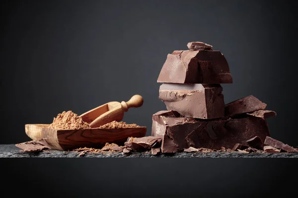 Черный Шоколад Деревянное Блюдо Какао Порошок Темном Фоне — стоковое фото