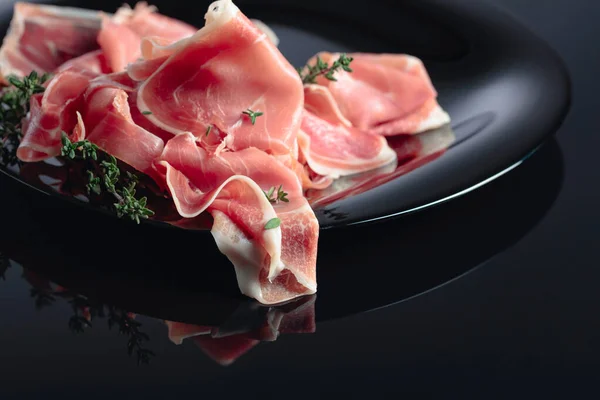 Prosciutto Con Timo Piatto Nero — Foto Stock