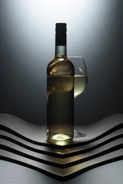Bouteille Verre Vin Blanc Sur Une Table Noire — Photo