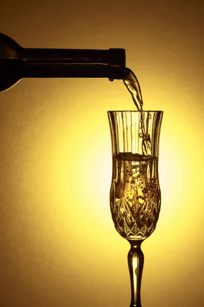 Vino Blanco Vierte Una Botella Una Copa Cristal Luz Fondo — Foto de Stock