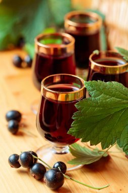 Ev yapımı siyah üzümlü likör ve taze böğürtlen..