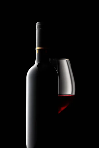 Flasche Und Glas Rotwein Auf Schwarzem Hintergrund — Stockfoto