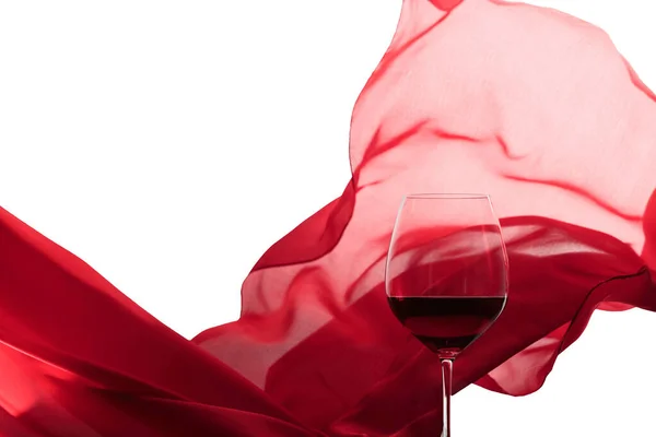 一杯红酒在挥动缎子窗帘的背景下 复制空间 白色背景 — 图库照片