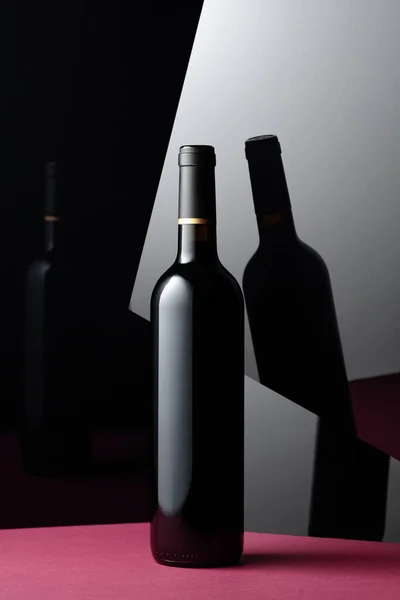 Una Botella Vino Tinto Sin Abrir Con Reflejo Superficie Negra —  Fotos de Stock