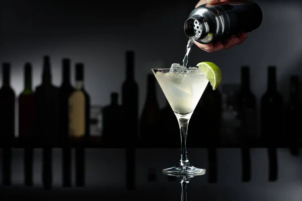 Cocktail Daiquiri Sfondo Nero Riflettente Barista Versa Cocktail Uno Shaker — Foto Stock