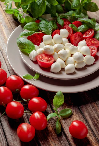 Caprese Salat Mit Tomaten Mini Mozzarella Und Basilikum Auf Einem — Stockfoto