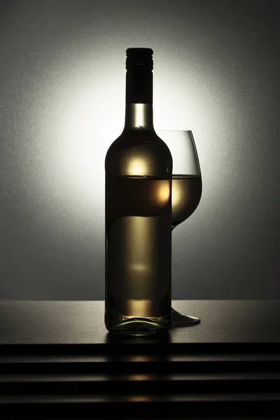 Garrafa Copo Vinho Branco Uma Mesa Preta — Fotografia de Stock