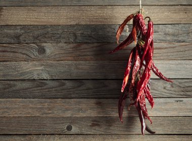 Eski ahşap arka planda kurutulmuş kırmızı kırmızı kırmızı biber..