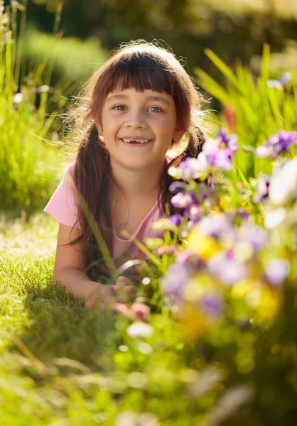 Menina Feliz Deitado Uma Grama Jardim Dia Verão Ensolarado Aldeia — Fotografia de Stock