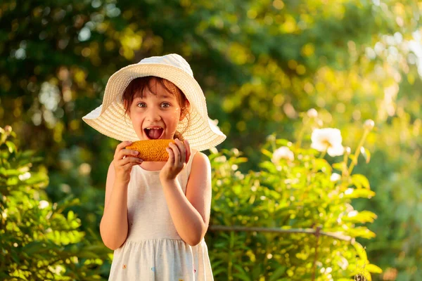 Uma Menina Feliz Com Chapéu Comer Milho Espiga Dia Verão — Fotografia de Stock