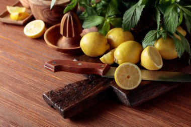 Eski ahşap arka planda naneli taze sulu limonlar..