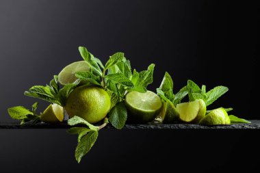 Koyu arkaplanda kireç ve nane.