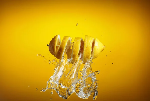 Frische Zitrone Und Spritzer Auf Gelbem Hintergrund — Stockfoto