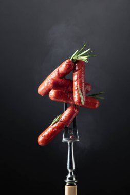 Küçük ızgara sosis ve çatalla biberiye..