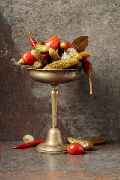 Сохранившиеся Овощи Старой Медной Тарелке Маринованные Огурцы Помидоры Перец Лук — стоковое фото
