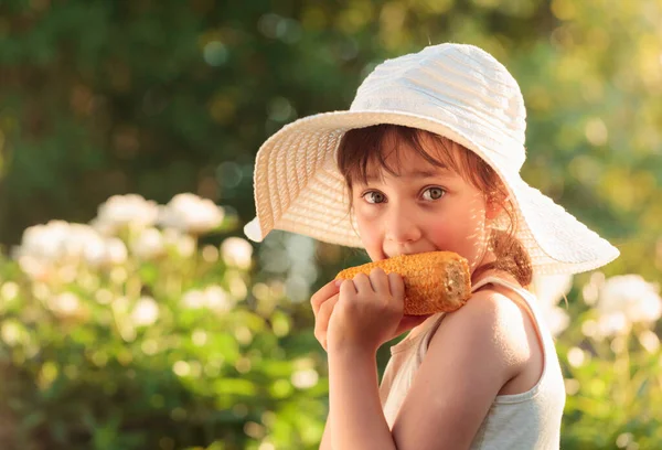 Happy Little Girl Hat Eating Corn Cob Sunny Summer Day — Stock Photo, Image