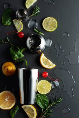 Kokteyl yapmak için malzemelerle karıştırıcı. Karanlık arka plan. Üst görünüm.