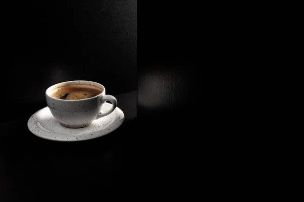 Taza Blanca Con Café Negro Sobre Una Mesa Negra Copiar —  Fotos de Stock