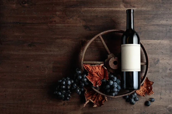 Fles Rode Wijn Met Een Oud Roestig Wiel Bovenaanzicht Met — Stockfoto