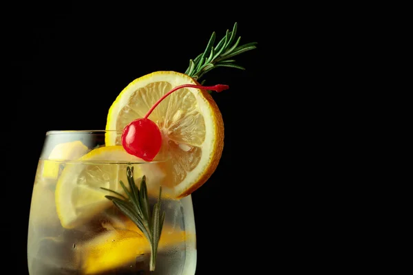 Gin Tonic Cocktail Con Fette Limone Rosmarino Guarnito Con Una — Foto Stock