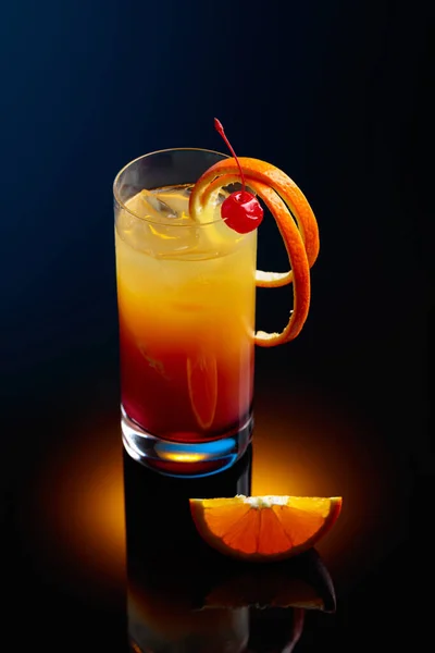 Cocktail Tequila Nascer Sol Com Uma Fatia Cereja Laranja Fundo — Fotografia de Stock