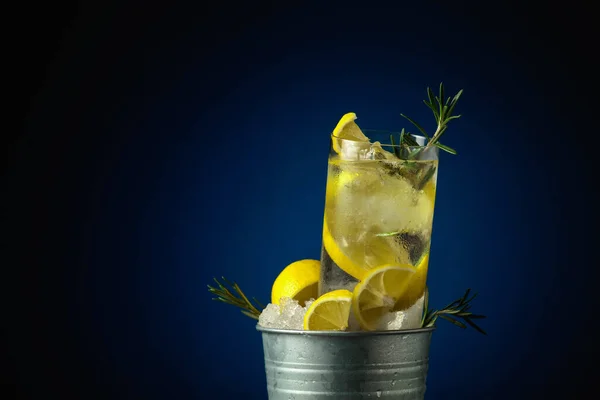 Gin Tonic Cocktail Met Ijs Citroen Rozemarijn Een Metalen Emmer — Stockfoto