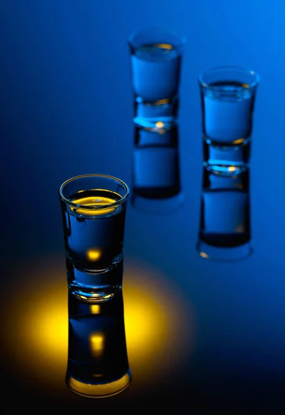 Wodka Auf Schwarzem Reflektierendem Hintergrund Starkes Alkoholisches Getränk Hellen Farben — Stockfoto