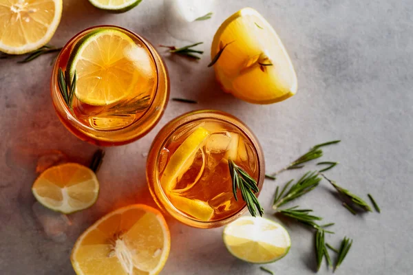 Kall Dryck Med Citron Lime Och Rosmarin Frysta Glas Ovanifrån — Stockfoto