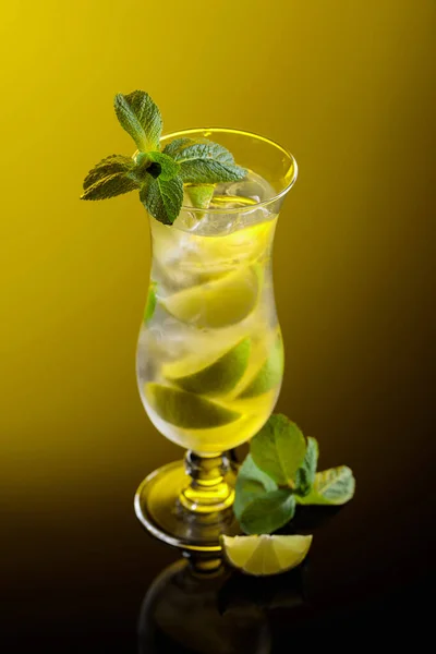 Cóctel Mojito Con Hielo Lima Menta Sobre Fondo Negro Reflectante — Foto de Stock